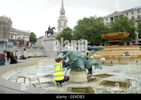 London, UK. 27. Juli 2016. die Brunnen in Trafalgar Square werden geleert und die tiefe saubere Behandlung mit Zahnbürste, Pinsel, Lappen und Powerwash erhalten. Bildnachweis: JOHNNY ARMSTEAD/Alamy Live-Nachrichten Stockfoto