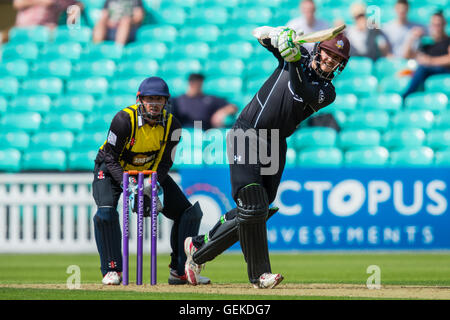 London, UK. 27. Juli 2016. Steve Davies mit der Wimper für Surrey in Royal London-eines Tages-Cup-Spiel gegen Gloucestershire an das Oval. Bildnachweis: David Rowe/Alamy Live-Nachrichten Stockfoto