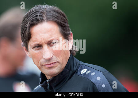 Bergisch Gladbach, Deutschland. 27. Juli 2016. Leverkusens Trainer Roger Schmidt vor einer Test-Fußball-match zwischen Bayer 04 Leverkusen und FC Porto in Bergisch Gladbach, Deutschland, 27. Juli 2016. Foto: MARIUS BECKER/Dpa/Alamy Live News Stockfoto