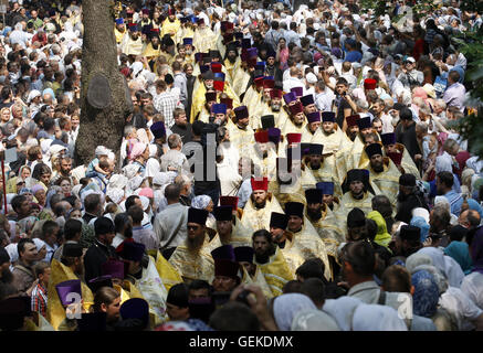 Kiew, Ukraine. 27. Juli 2016. Ukrainisch-orthodoxe Priester, Mönche, Nonnen und Gläubigen besuchen ein Gebetsgottesdienst am St. 27. Juli 2016 statt. Vladimirs Hill, organisiert von der ukrainischen orthodoxen Kirche des Moskauer Patriarchats im Zentrum von Kiew, Ukraine, 27. Juli 2016. Orthodoxe Gläubigen kennzeichnen das 1028th Jubiläum der Christianisierung der Kiewer Rus am 27. / 28. Juli 2016. Bildnachweis: Swoboda Stepanov/ZUMA Draht/Alamy Live-Nachrichten Stockfoto