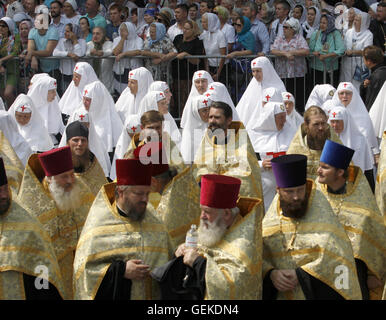 Kiew, Ukraine. 27. Juli 2016. Ukrainisch-orthodoxe Priester, Mönche, Nonnen und Gläubigen besuchen ein Gebetsgottesdienst am St. 27. Juli 2016 statt. Vladimirs Hill, organisiert von der ukrainischen orthodoxen Kirche des Moskauer Patriarchats im Zentrum von Kiew, Ukraine, 27. Juli 2016. Orthodoxe Gläubigen kennzeichnen das 1028th Jubiläum der Christianisierung der Kiewer Rus am 27. / 28. Juli 2016. Bildnachweis: Swoboda Stepanov/ZUMA Draht/Alamy Live-Nachrichten Stockfoto