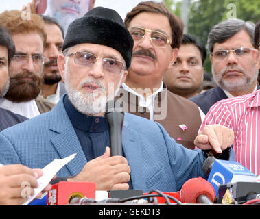 Pakistan. 27. Juli 2016. Chef der Awami Tehreek (Klaps), wendet sich Dr. Tahir-Ul-Qadri an Medien Personen während der Pressekonferenz bei seiner Ankunft am Flughafen Lahore auf Mittwoch, 27. Juli 2016. Bildnachweis: Asianet-Pakistan/Alamy Live-Nachrichten Stockfoto