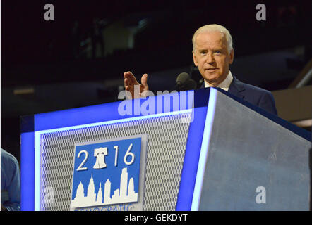 Philadelphia, Pennsylvania, USA. 26. Juli 2016. US-Vize-Präsident Joe Biden beteiligt sich an einem Mikrofon-Check vor dem zweiten Tag der Democratic National Convention 2016 im Wells Fargo Center in Philadelphia, Pennsylvania am Dienstag, 26. Juli, statt 2016.Credit: Ron Sachs/CNP. © Ron Sachs/CNP/ZUMA Draht/Alamy Live-Nachrichten Stockfoto