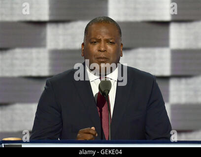 Philadelphia, Pennsylvania, USA. 26. Juli 2016. Bürgermeister Steve Benjamin (Demokrat von Columbia, South Carolina) macht Bemerkungen während der zweiten Tagung der Democratic National Convention 2016 im Wells Fargo Center in Philadelphia, Pennsylvania am Dienstag, 26. Juli, 2016.Credit: Ron Sachs/CNP. © Ron Sachs/CNP/ZUMA Draht/Alamy Live-Nachrichten Stockfoto