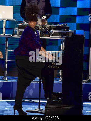 Philadelphia, Pennsylvania, USA. 26. Juli 2016. Alicia Keys spielt während der zweiten Tagung der Democratic National Convention 2016 im Wells Fargo Center in Philadelphia, Pennsylvania am Dienstag, dem 26. Juli 2016.Credit: Ron Sachs/CNP. © Ron Sachs/CNP/ZUMA Draht/Alamy Live-Nachrichten Stockfoto