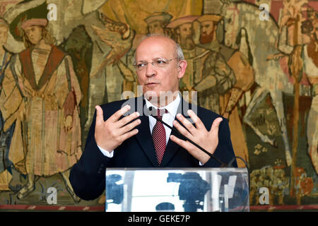 Lissabon, Portugal. 27. Juli 2016. Portugals Minister für auswärtige Angelegenheiten August Santos Silva spricht während einer Pressekonferenz im Palazzo Necessidades in Lissabon, Portugal, 27. Juli 2016. Die portugiesische Regierung hat am Mittwoch bestätigt Brüsseler Entscheidung nicht um Portugal Sanktion für fehlende seine Defizitziel letztes Jahr, im Einklang mit den EU-Geist war es aufzeigen. © Zhang Liyun/Xinhua/Alamy Live-Nachrichten Stockfoto