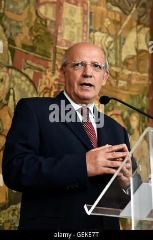 Lissabon, Portugal. 27. Juli 2016. Portugals Minister für auswärtige Angelegenheiten August Santos Silva spricht während einer Pressekonferenz im Palazzo Necessidades in Lissabon, Portugal, 27. Juli 2016. Die portugiesische Regierung hat am Mittwoch bestätigt Brüsseler Entscheidung nicht um Portugal Sanktion für fehlende seine Defizitziel letztes Jahr, im Einklang mit den EU-Geist war es aufzeigen. © Zhang Liyun/Xinhua/Alamy Live-Nachrichten Stockfoto