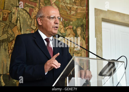 Lissabon, Portugal. 27. Juli 2016. Portugals Minister für auswärtige Angelegenheiten August Santos Silva spricht während einer Pressekonferenz im Palazzo Necessidades in Lissabon, Portugal, 27. Juli 2016. Die portugiesische Regierung hat am Mittwoch bestätigt Brüsseler Entscheidung nicht um Portugal Sanktion für fehlende seine Defizitziel letztes Jahr, im Einklang mit den EU-Geist war es aufzeigen. © Zhang Liyun/Xinhua/Alamy Live-Nachrichten Stockfoto