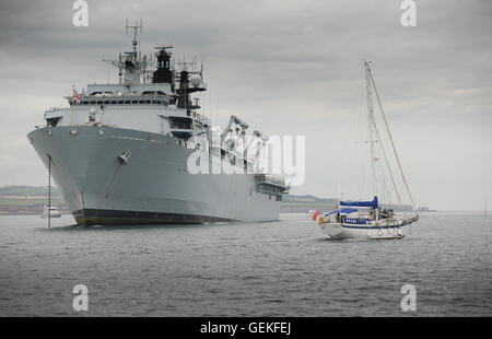 Die Royal Navy "Albion" Klasse, Angriff Schiff HMS Bulwark mit der Yacht Spahi Segeln Vergangenheit. Stockfoto