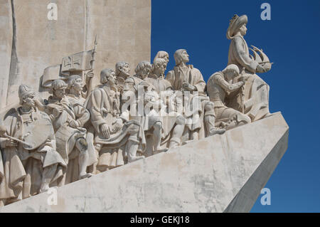 Denkmäler. Das Denkmal der Entdeckungen in Belém feiert die großen Helden der portugiesischen Zeitalter der Erforschung und Entdeckung. Lissabon, Portugal. Stockfoto