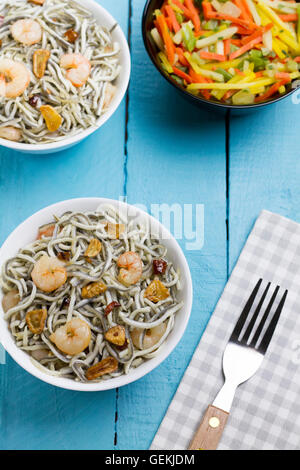 Surimi Glasaale mit Garnelen, Knoblauch und Pfeffer Stockfoto