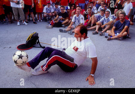 Fan von RCD Mallorca Jonglieren zu tun. Im Hintergrund Fans von Recreativo de Huelva.  In der Nähe von Stadion RCD Mallorca, Mallorca, Spanien Stockfoto