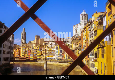 Blick von Peixateries Velles Brücke. Fluss Onyar, im Hintergrund am richtigen Catedral Glockenturm und am linken Colegiata de Sant Feliu belf Stockfoto