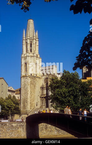 Fluss Onyar und Colegiata de Sant Feliu Glockenturm, Girona, Katalonien, Spanien. Stockfoto