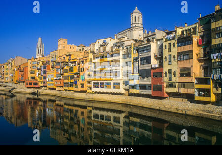 Onyar Fluss, im Hintergrund am richtigen Catedral Glockenturm und am linken Colegiata de Sant Feliu Glockenturm, Girona, Katalonien, Spanien. Stockfoto