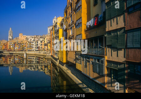 Onyar Fluss, im Hintergrund am richtigen Catedral Glockenturm und am linken Colegiata de Sant Feliu Glockenturm, Girona, Katalonien, Spanien. Stockfoto