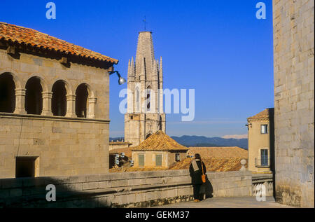 Plaça De La Kathedrale im Hintergrund Colegiata de Sant Feliu Glockenturm, Girona, Spanien Stockfoto