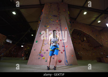 Japanische Klettern Athlet immer bereit, Fitness-Studio Wand zu durchsteigen Stockfoto