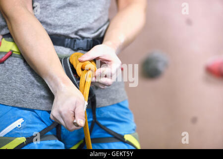 Japanische Klettern Athlet immer bereit, Fitness-Studio Wand zu durchsteigen Stockfoto