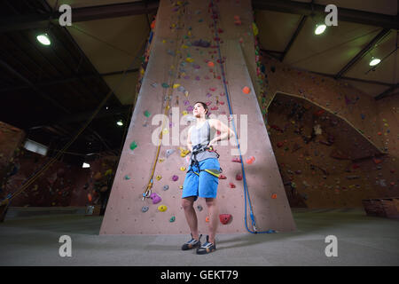 Japanische Klettern Athlet immer bereit, Fitness-Studio Wand zu durchsteigen Stockfoto