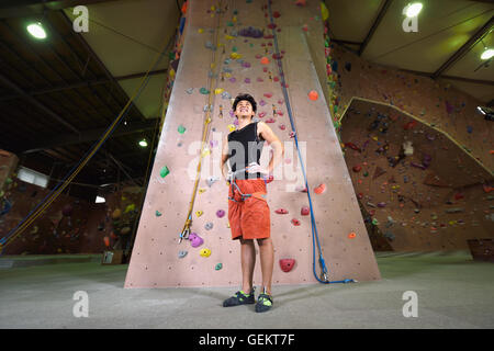 Japanische Klettern Athlet immer bereit, Fitness-Studio Wand zu durchsteigen Stockfoto