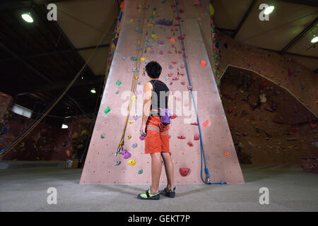 Japanische Klettern Athlet immer bereit, Fitness-Studio Wand zu durchsteigen Stockfoto