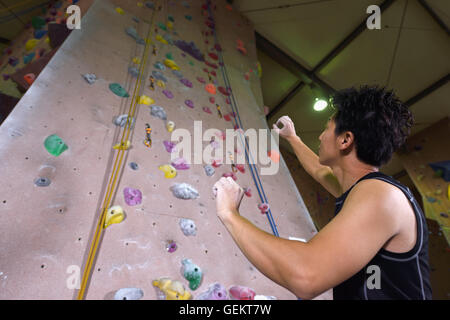 Japanische Klettern Athlet immer bereit, Fitness-Studio Wand zu durchsteigen Stockfoto