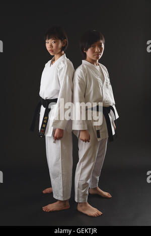 Japanische Kinder in Karate uniform auf schwarzem Hintergrund Stockfoto