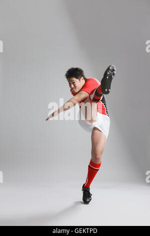 Porträt des japanischen Rugby-Spieler kicken Stockfoto