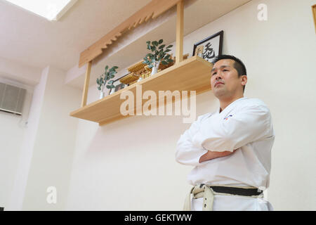 Japanischer Karate-Lehrer in uniform Stockfoto