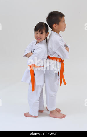 Japanische Kinder in Karate uniform auf weißem Hintergrund Stockfoto