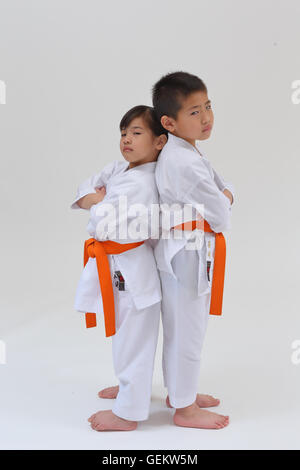 Japanische Kinder in Karate uniform auf weißem Hintergrund Stockfoto