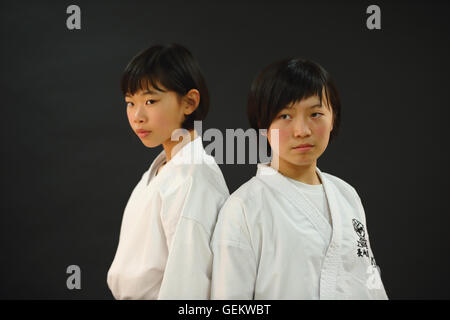 Japanische Kinder in Karate uniform auf schwarzem Hintergrund Stockfoto