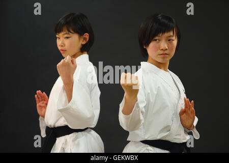 Japanische Kinder in Karate uniform auf schwarzem Hintergrund Stockfoto