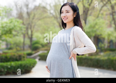 Glücklich schwanger Chinesin Stockfoto