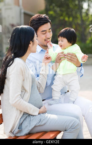 Glückliche junge chinesische Familie Stockfoto