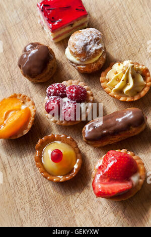 Verschiedene französische Kuchen auf einem Holzbrett Stockfoto