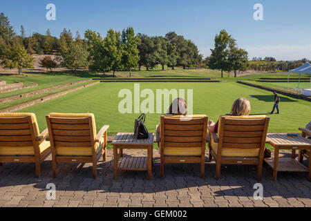 Menschen, Erwachsene Frauen, Frauen, Freunde, Weinprobe, Krocket Gericht, Sonoma-Cutrer Weinberge, Sonoma-Cutrer, Sonoma Cutrer, Windsor, Kalifornien Stockfoto