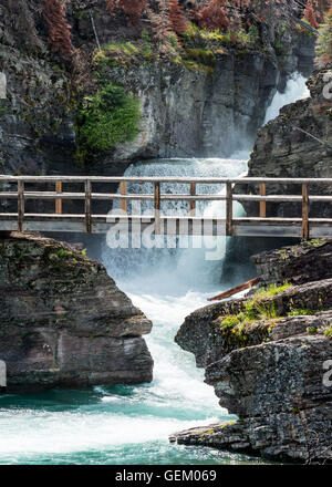 Saint-Mary-Fälle und Brücke in Montana Bergen Stockfoto