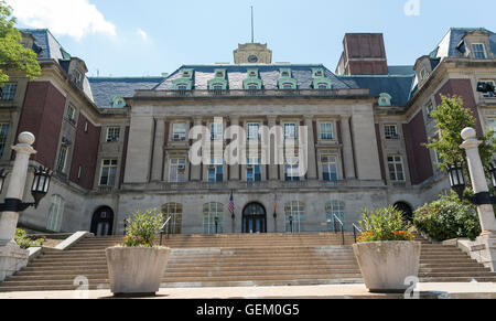 Niedrigen Winkel Blick auf die denkmalgeschützte Staten Island Borough Hall auf Richmond Avenue Terrasse, St. George, Staten Island, New York City Stockfoto