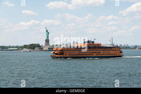 Staten Island Ferry segeln vorbei an der Statue of Liberty auf dem Hudson River in New York Stockfoto