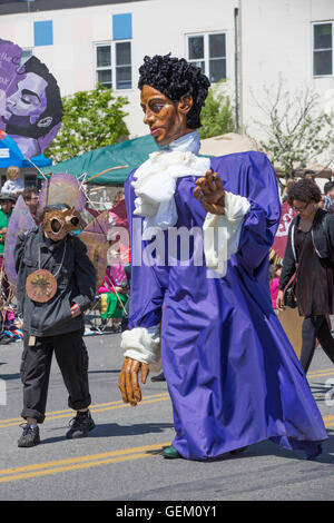 Überlebensgroße Figur des Musikers Prince Maifeiertag inmitten der Tier-Parade in Minneapolis, Minnesota Stockfoto
