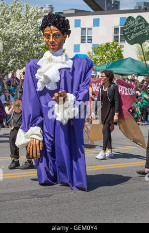 Überlebensgroße Figur des Musikers Prince im Herzen der Bestie Theater May Day Parade in Minneapolis, Minnesota Stockfoto