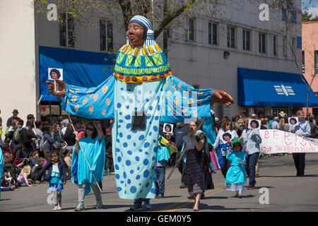 Eine überlebensgroße Puppe zu Ehren Berta Isabel Caceres Flores im Herzen der Bestie May Day Parade in Minneapolis, MN Stockfoto