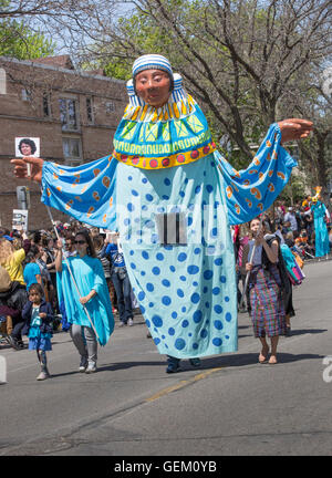 Eine überlebensgroße Puppe zu Ehren der Honduras Berta Isabel Caceres Flores im Herzen der Beast May Day Parade in Minneapolis, Minnesota. Stockfoto