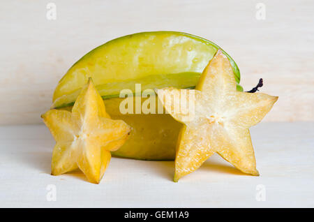 Sternapfel Obst (auch bekannt als Carambola, Sternfrüchte, Gattung Karambolen, Bilimbi, Arkin in Florida, Dah Pon, Ma Fueng, Maha in Stockfoto