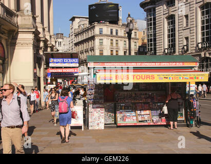 Souvenirstand Piccadilly Circus London Stockfoto