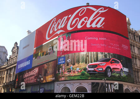 Elektronische anzeigentafel am Piccadilly Circus in London Stockfoto