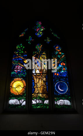 Glasmalerei-Fenster mit dem Titel 'The Tree von Liife' von John Piper in der St. Peter Kirche in Firle East Sussex England Stockfoto