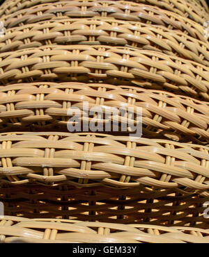 Kunststoff-Stühle übereinander auf der anderen im Gartencafé. Stockfoto